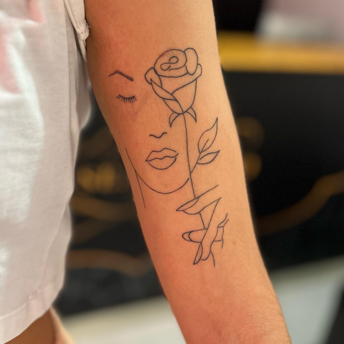 Rosa de Una Línea — Arm / Fine Line